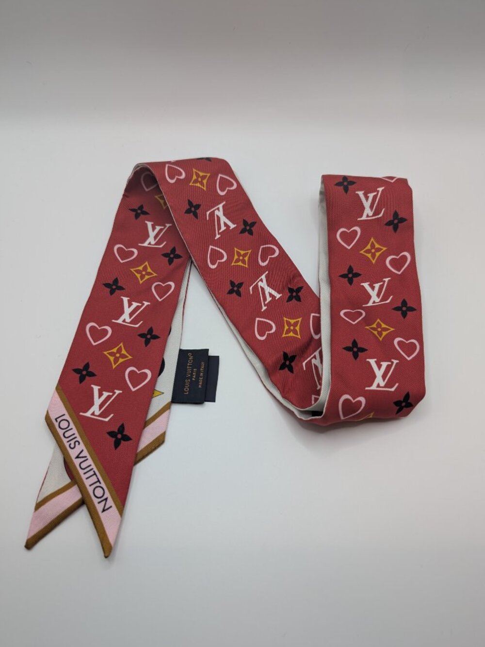 Louis Vuitton Bandeau BB Silk Scarf | My True LV Heart Monogram | Red & White - Picture 7 of 8
